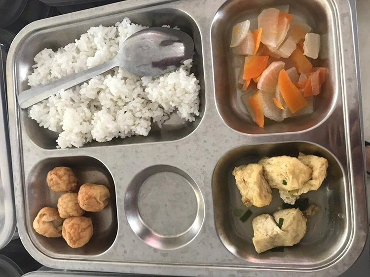 Phụ huynh bức xúc vì bữa ăn lèo tèo đậu phụ, chả cá đông lạnh