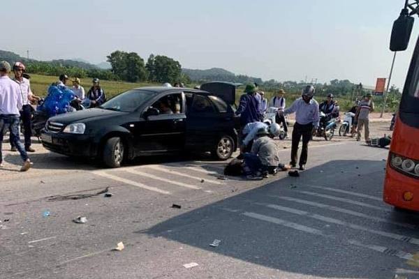 Hai nữ sinh lớp 10 tử vong sau va chạm với xe khách ở Hải Dương