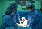 Đòi sinh con thuận tự nhiên trong tư thế đứng ở bệnh viện, sản phụ suýt mất con