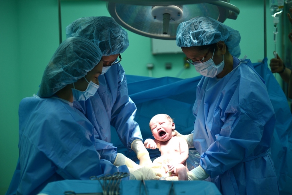 Đòi sinh con thuận tự nhiên trong tư thế đứng ở bệnh viện, sản phụ suýt mất con