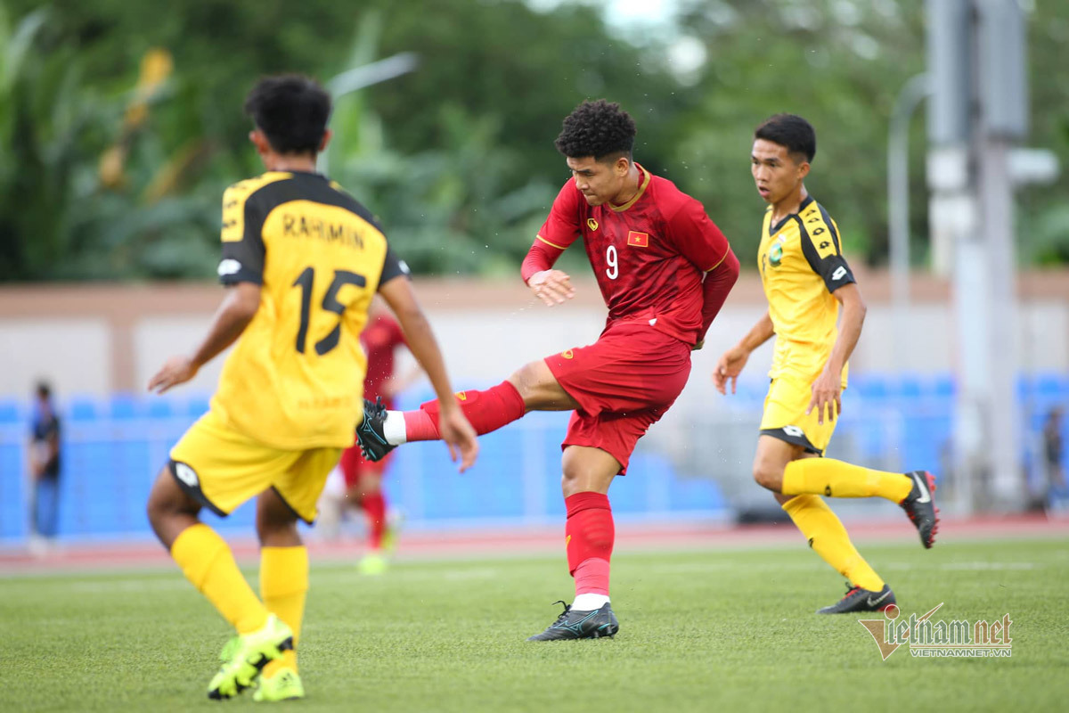 Hà Đức Chinh lập hat-trick, Tiến Linh không lo mất chỗ