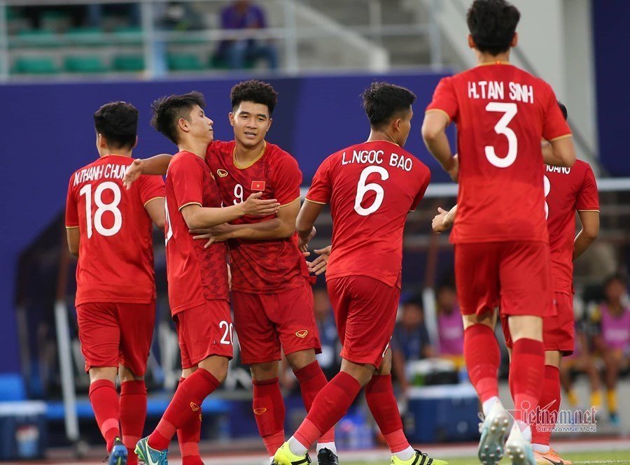 Đức Chinh lập hat-trick, U22 Việt Nam thắng to trận ra quân