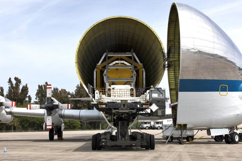 Cận cảnh máy bay 'khủng' chuyên chở tàu vũ trụ Mỹ