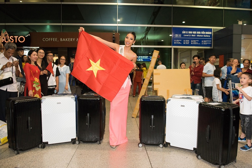 H'Hen Niê ra sân bay tiễn Hoàng Thùy đi thi Hoa hậu Hoàn vũ 2019