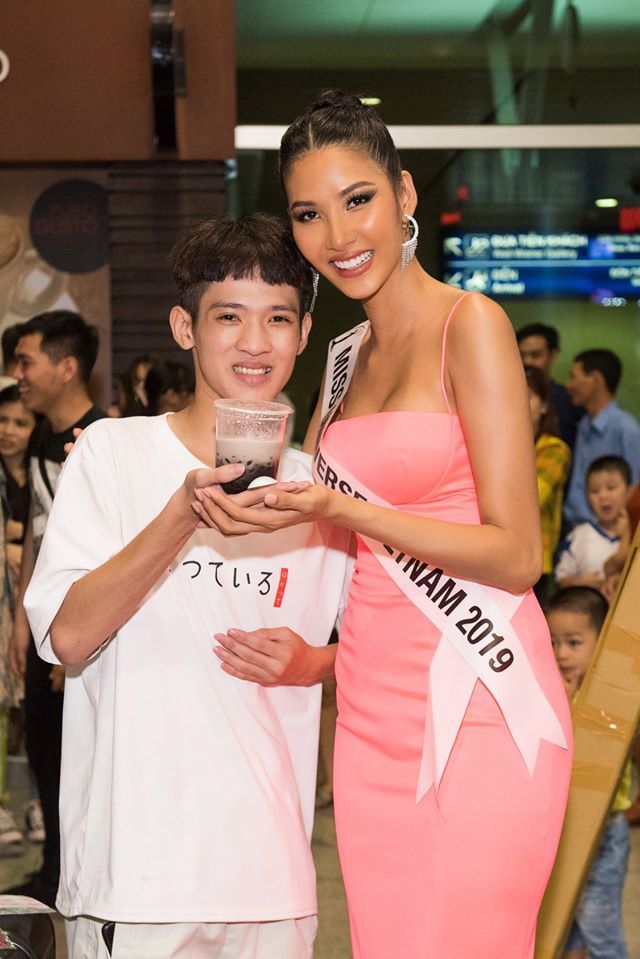 H'Hen Niê ra sân bay tiễn Hoàng Thùy đi thi Hoa hậu Hoàn vũ 2019