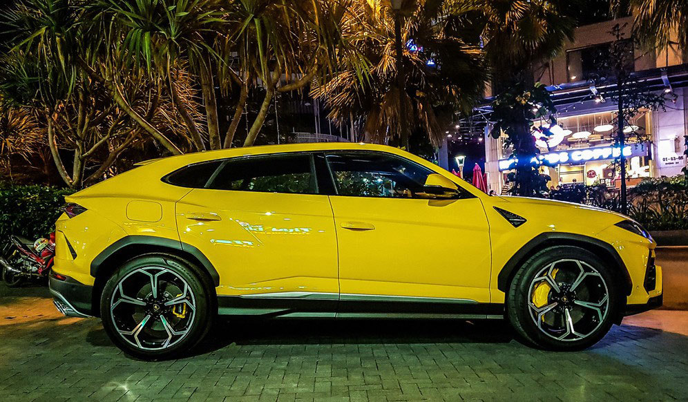 Lamborghini Urus màu vàng đặc trưng xuất hiện trên phố TP.HCM