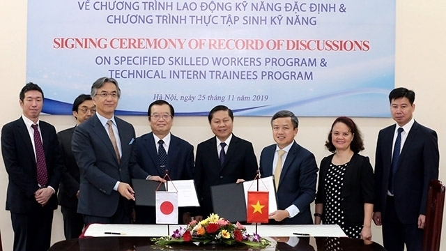 Vietnam, Japan sign record of discussions on employing specific skilled workers