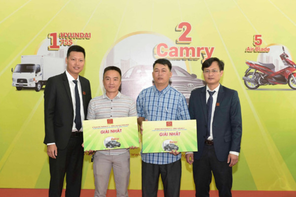 Tập đoàn Hoa Sen trao thưởng xe Camry cho nhà phân phối, đại lý