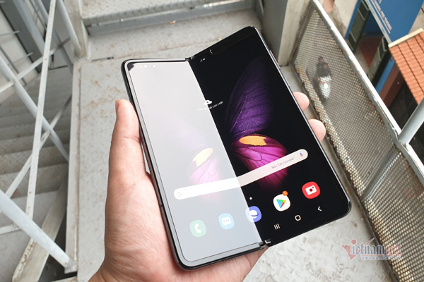 Mở hộp Galaxy Fold, siêu phẩm smartphone màn hình gập giá 50 triệu