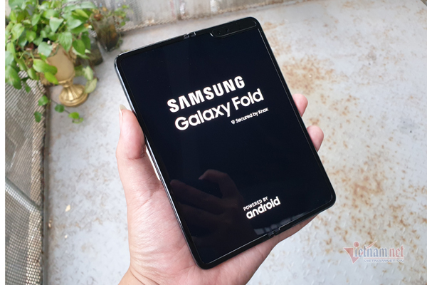 Galaxy Fold rao bán đầy trên mạng, mất nửa giá chỉ sau một năm