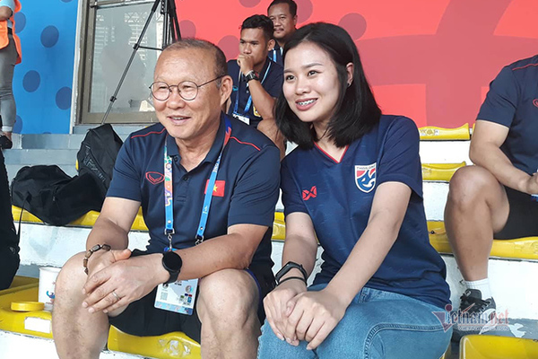 HLV Park Hang Seo được fan Thái Lan, Indonesia 'quây'