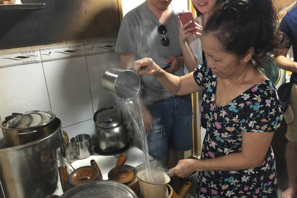 Tiết lộ khó tin của bà chủ quán cà phê 80 tuổi ở  Sài Gòn