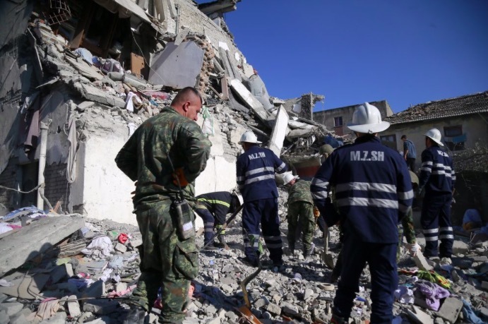 Động đất dữ dội ở Albania, nhiều người bị chôn vùi