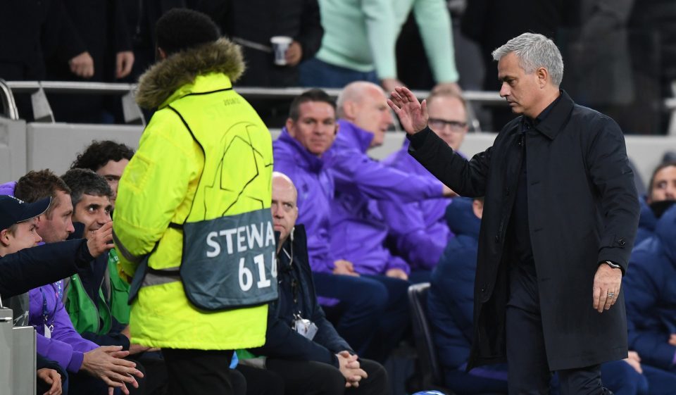 Mourinho ca ngợi cậu bé nhặt bóng giúp Tottenham ghi bàn