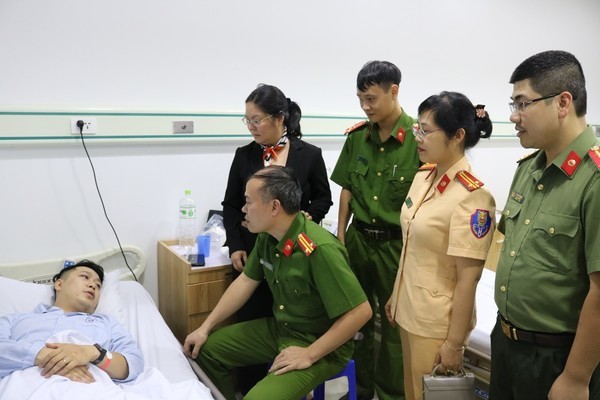 Nghe VietNamNet: Cứu người nhảy cầu, thượng úy công an ở Hải Phòng bị gãy mũi