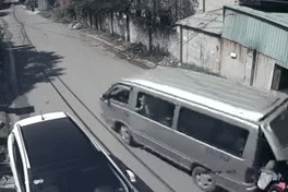 Ô tô bung cửa sau rơi học sinh xuống đường, 2 tài xế bị phạt tiền