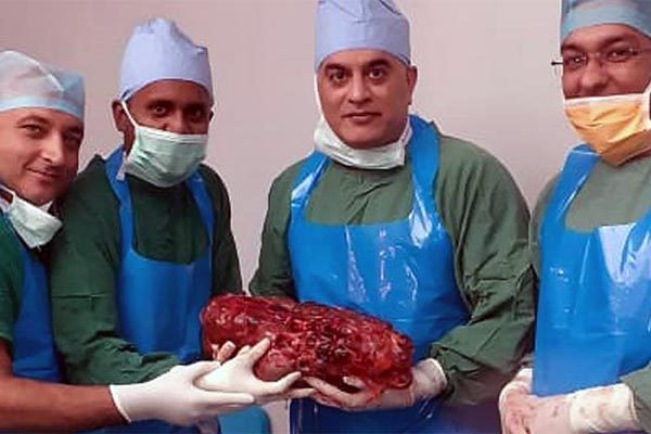 Bác sĩ choáng vì bệnh nhân sở hữu quả thận nặng bằng 2 trẻ sơ sinh