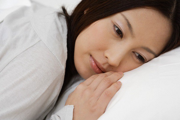 Vô tình kiểm tra điện thoại phát hiện tháng nào chồng cũng gửi cho người giúp việc 15 triệu