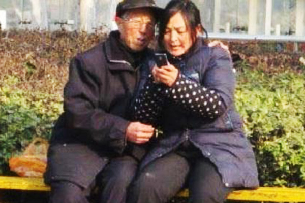 Cặp đôi 30 - 60 tuổi bị chỉ trích, người phụ nữ nói 1 câu khiến tất cả im lặng