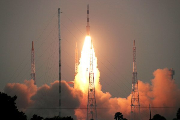 Xem Ấn Độ phóng hàng loạt vệ tinh vào quỹ đạo