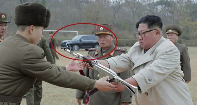 Lộ diện siêu xe Lexus mới của ông Kim Jong Un trong bức ảnh trao súng