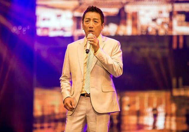 'Ông hoàng nhạc nghèo' nhưng cát-xê cao ngất ngưởng sống thế nào ở hải ngoại?