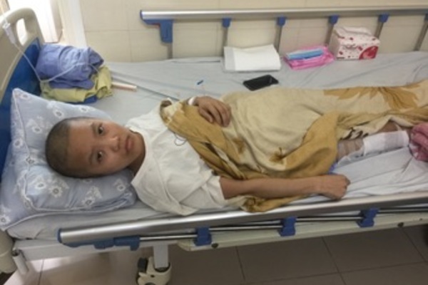 Đẫm nước mắt cảnh nữ sinh viên sắp tốt nghiệp bị ung thư xương