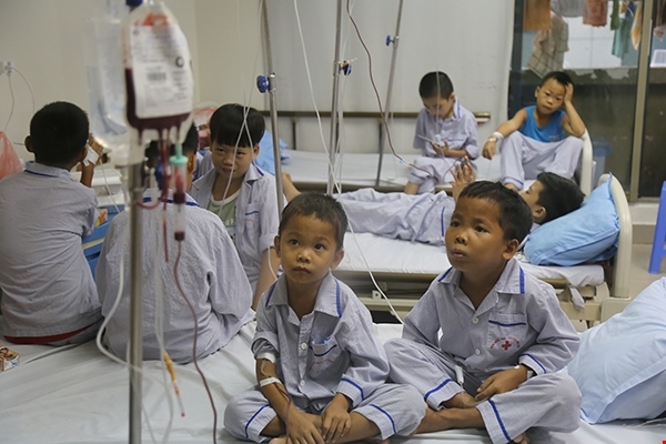 Mẹ bỏ đi, 2 bé trai mặt biến dạng vì bệnh Thalassemia