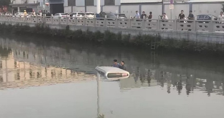 Nam thanh niên đạp nhầm chân ga, xe lao xuống sông