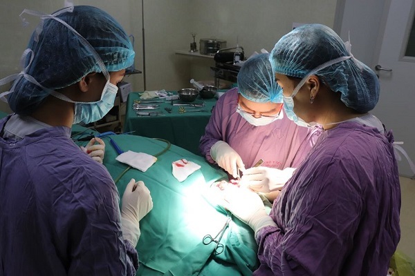 Phẫu thuật cứu người đàn ông bị lưỡi cưa văng vào mặt