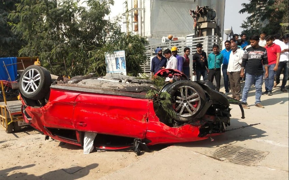 Xe Volkswagen bay từ cầu vượt xuống đường, đè trúng người phụ nữ