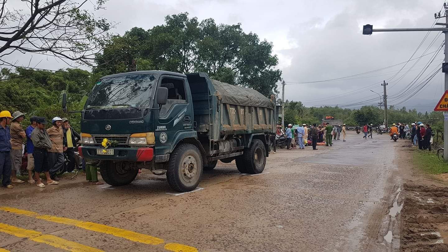Va chạm với xe ben, người phụ nữ Bình Định bị cán chết tại chỗ