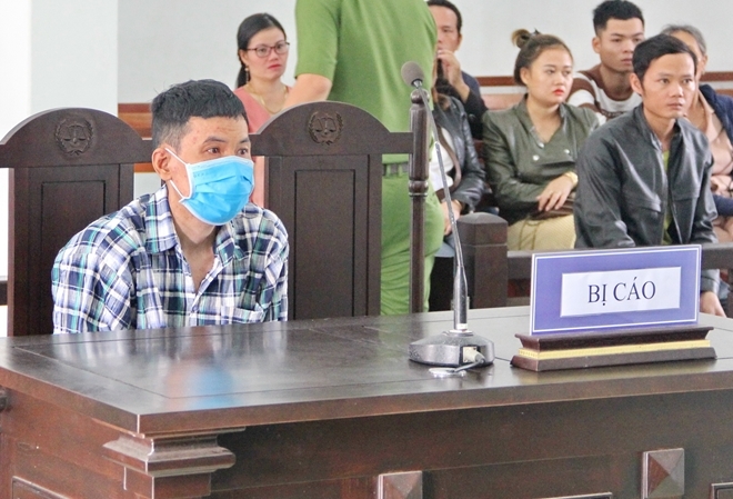 Kẻ tưới xăng đốt vợ ở Phú Yên bịt kín khẩu trang lúc hầu tòa