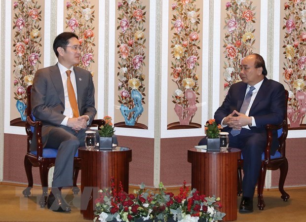 PM Phuc meets leaders of Korean groups in Seoul