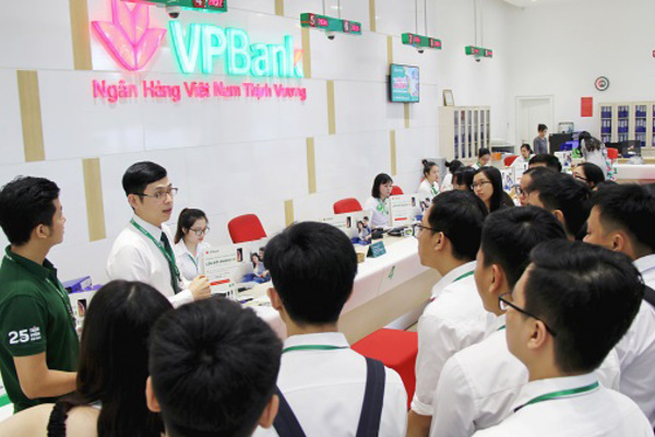 Ngân hàng mạnh tay chi học bổng cho sinh viên tài năng