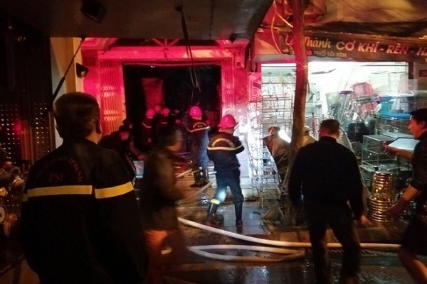 2 phụ nữ nước ngoài mắc kẹt trong ngôi nhà bốc cháy ở Hà Nội