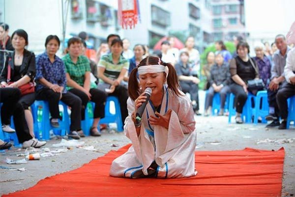 'Việc nhẹ lương cao', khóc thuê kiếm hàng trăm triệu mỗi năm
