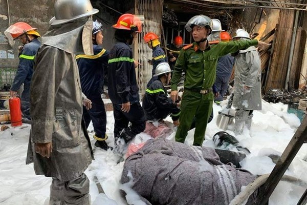 Nổ bình gây cháy, lửa bao trùm xe tải chở gas ở Hà Nội