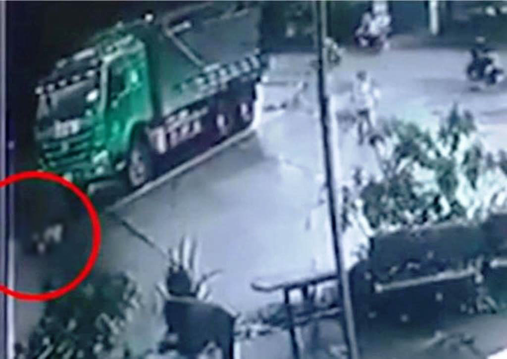 Xe ben cuốn bé gái đi xe đạp, kéo lê dưới đường ở Bình Định