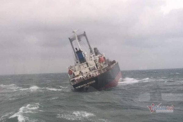 Tàu 9000 tấn chìm trên biển Hà Tĩnh, 180 tấn dầu bắt đầu tràn