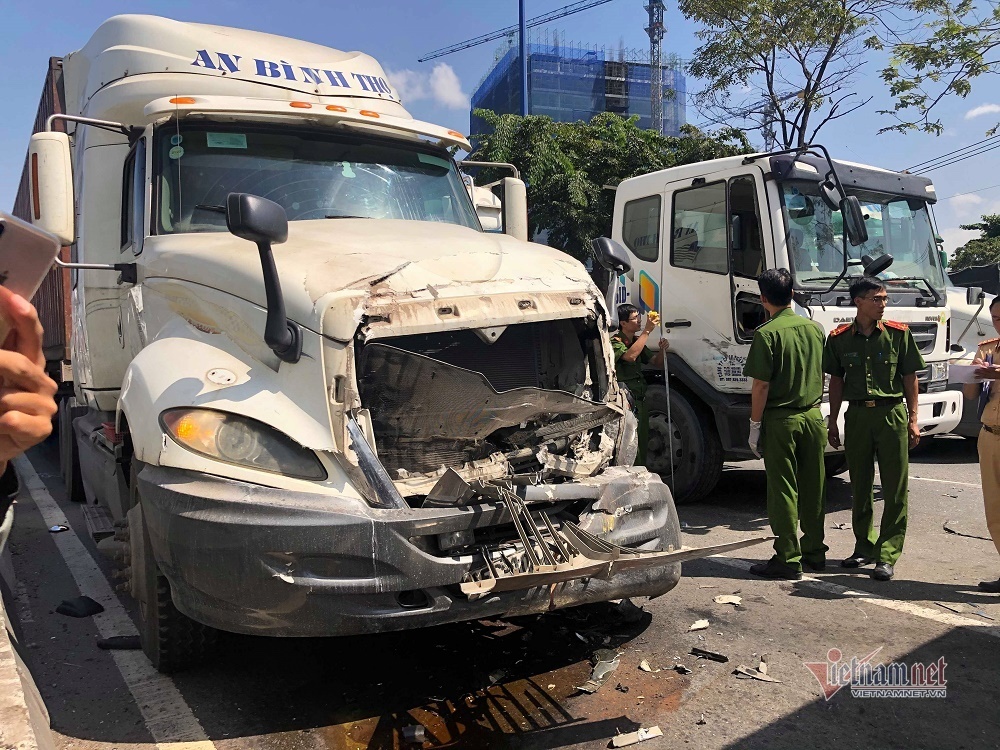 5 xe tông nhau bươm đầu ở Sài Gòn, phụ xe chết kẹt trong cabin