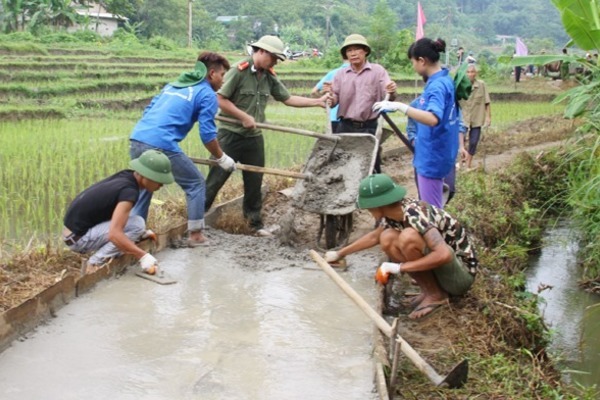Xung kích đi đầu làm giàu chính đáng, thôn bản khang trang