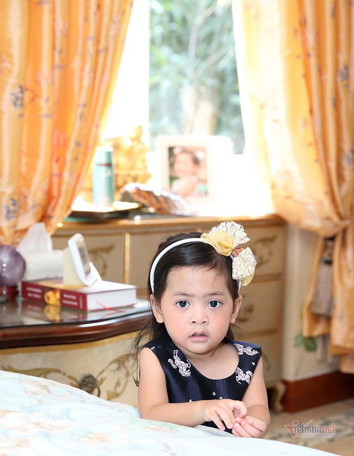 Vũ Cẩm Nhung khoe con gái 2 tuổi như búp bê