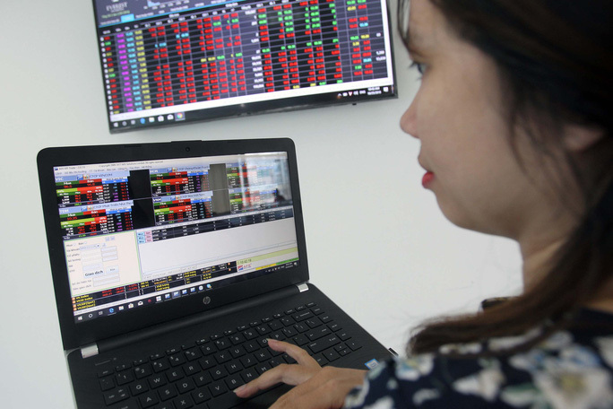 VN stock market lackluster, investors take losses