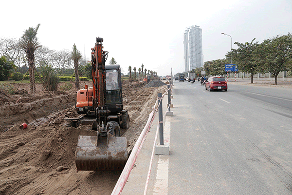 Xén dải phân cách, mở thêm 4 làn xe đường gom đại lộ Thăng Long