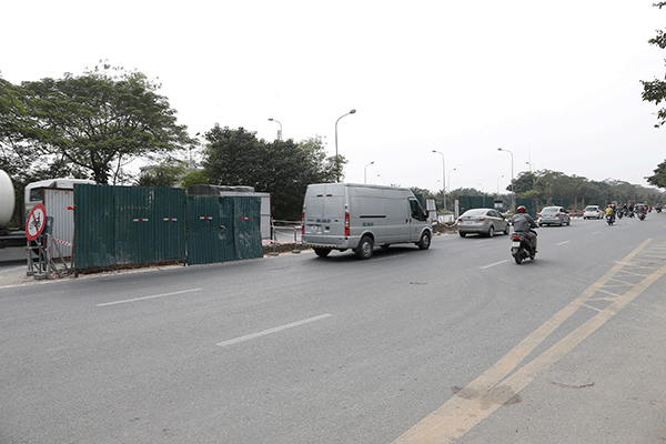 Xén dải phân cách, mở thêm 4 làn xe đường gom đại lộ Thăng Long