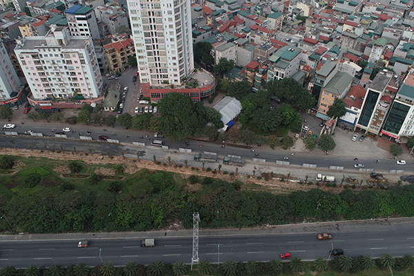 Xén dải phân cách, mở thêm 4 làn xe đường gom đại lộ Thăng Long