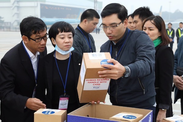 Thi thể, tro cốt 23 người Việt tử vong ở Anh đã về Việt Nam