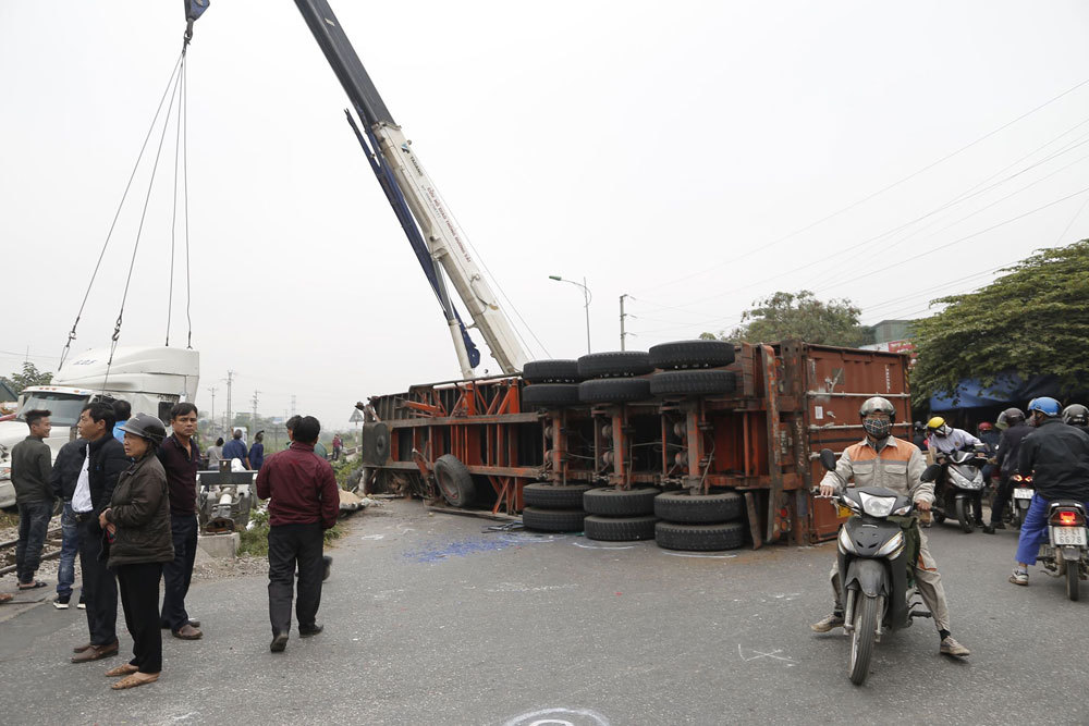 Cố băng qua đường sắt, xe container bị tông đứt đôi ở Hà Nội