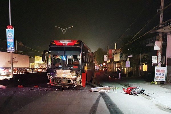 Xe khách va chạm xe máy ở Nghệ An, 1 người chết 2 nguy kịch